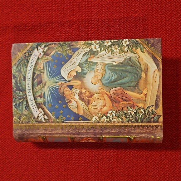 Punch Studio Christmas themed manger scene keepsakes faux book box gilded - Picture 5 of 10